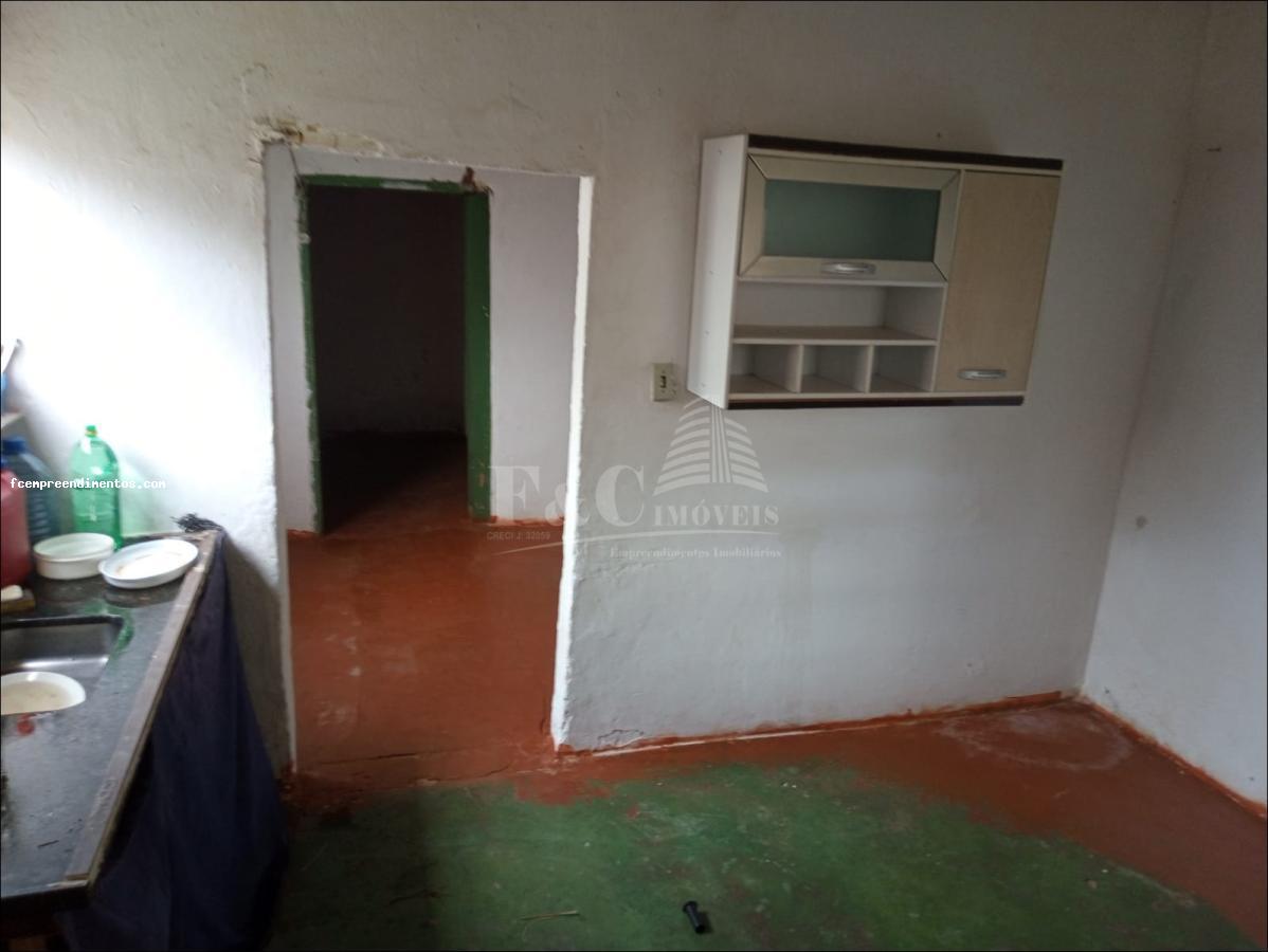 Casa à venda com 2 quartos, 250m² - Foto 1