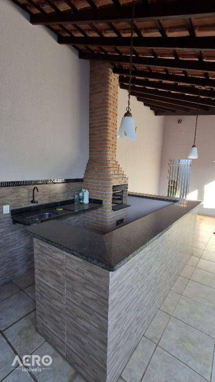 Casa à venda com 3 quartos, 193m² - Foto 1