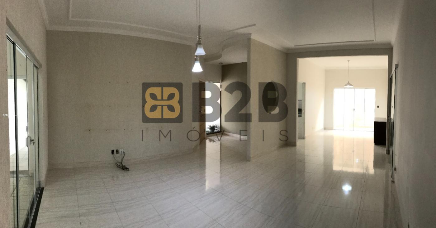 Casa à venda com 3 quartos, 234m² - Foto 1