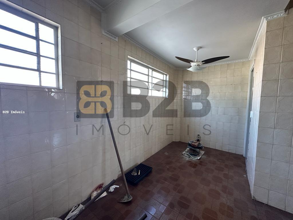 Casa à venda com 3 quartos, 100m² - Foto 4