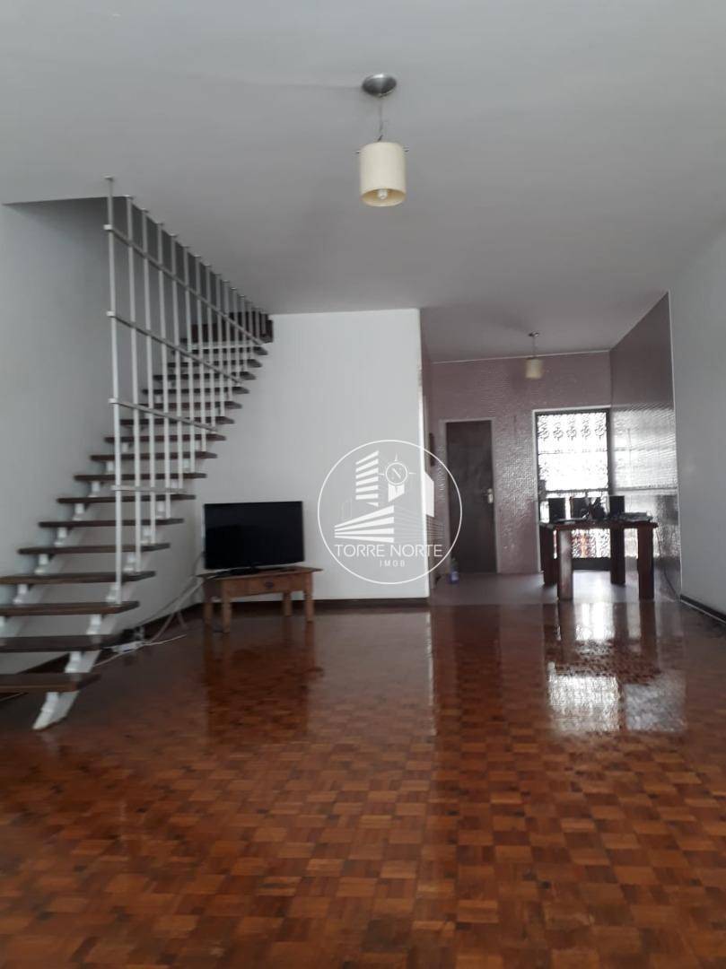 Sobrado à venda com 3 quartos, 180m² - Foto 1