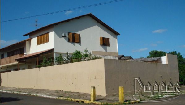 Casa à venda com 3 quartos, 230m² - Foto 1