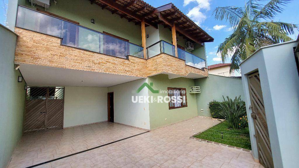 Casa à venda com 3 quartos, 225m² - Foto 1