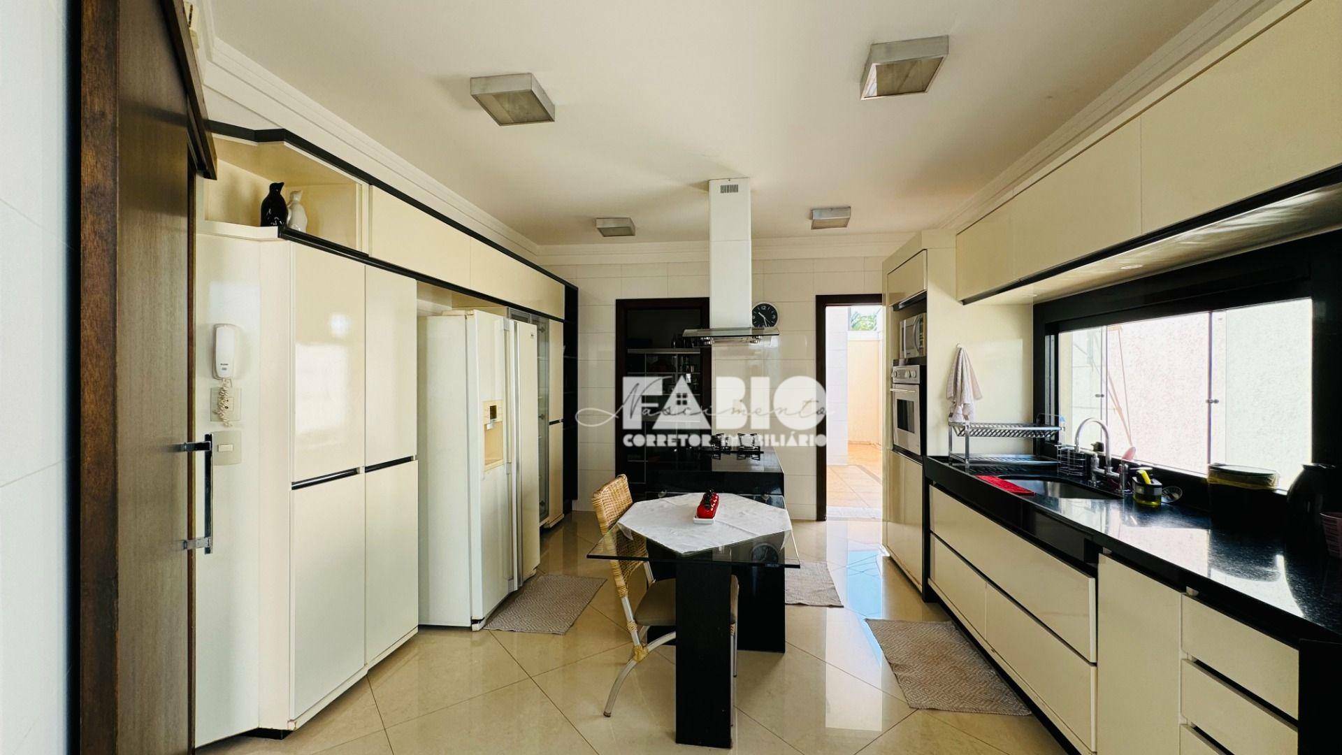 Casa à venda com 4 quartos, 350m² - Foto 14