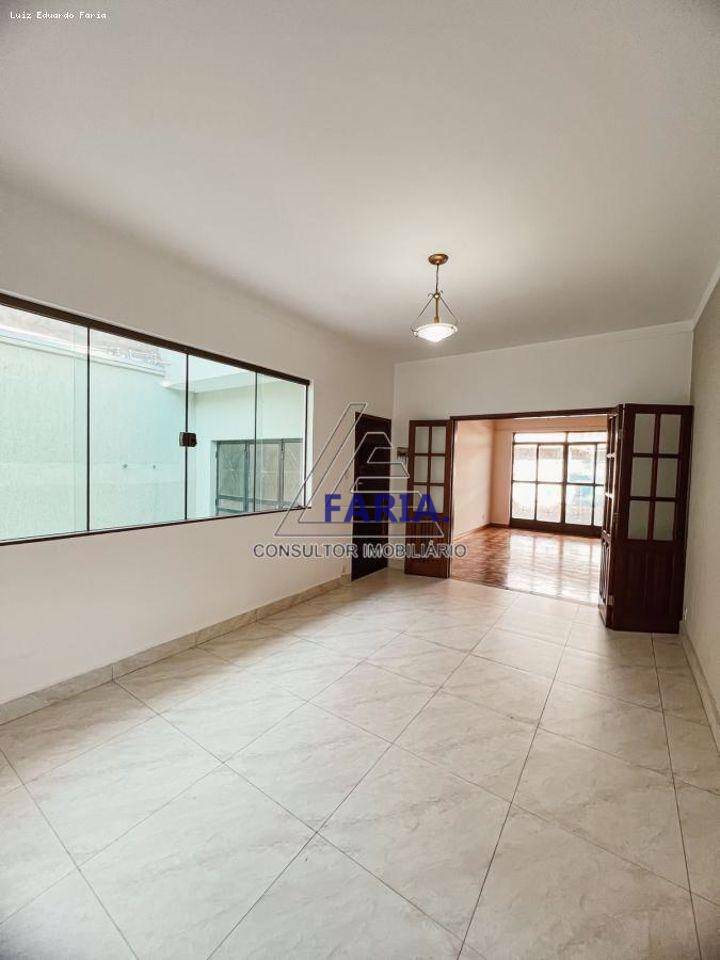 Casa à venda com 4 quartos, 250m² - Foto 3