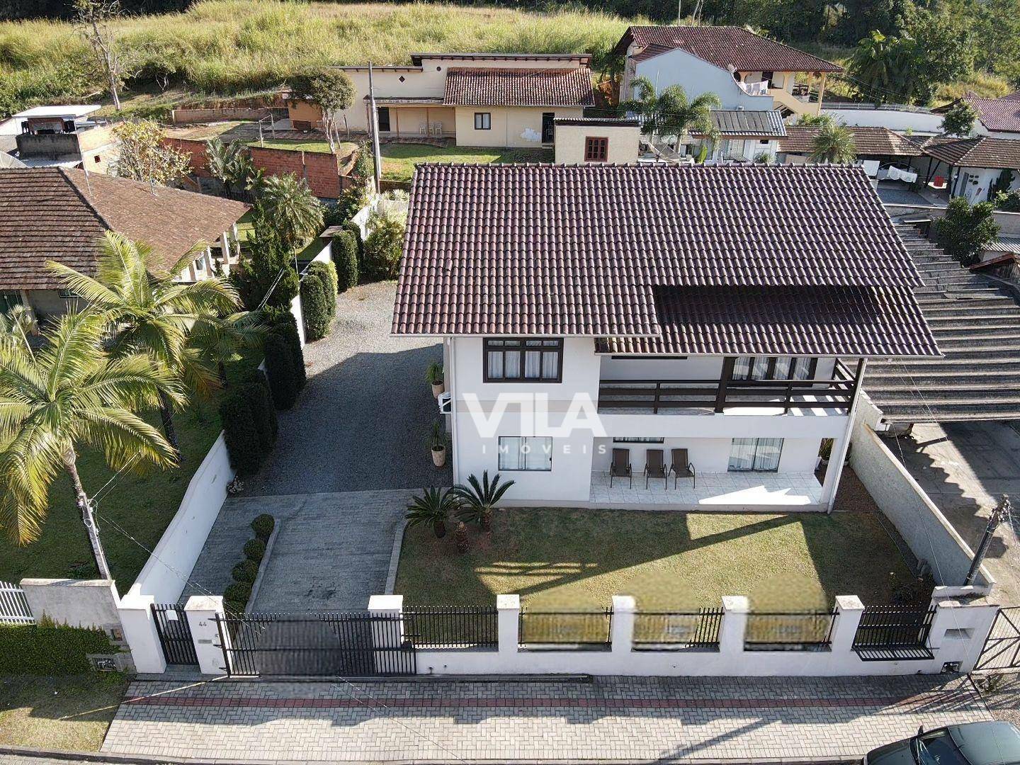 Casa à venda com 6 quartos, 305m² - Foto 1