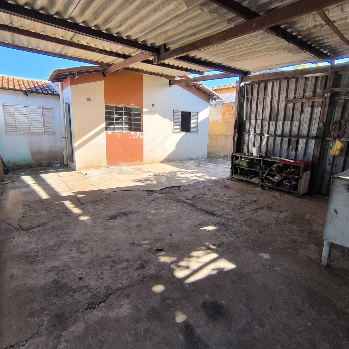 Casa à venda com 2 quartos, 200m² - Foto 1