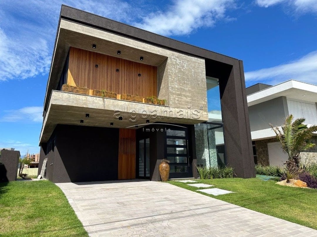 Casa de Condomínio à venda com 5 quartos, 325m² - Foto 1