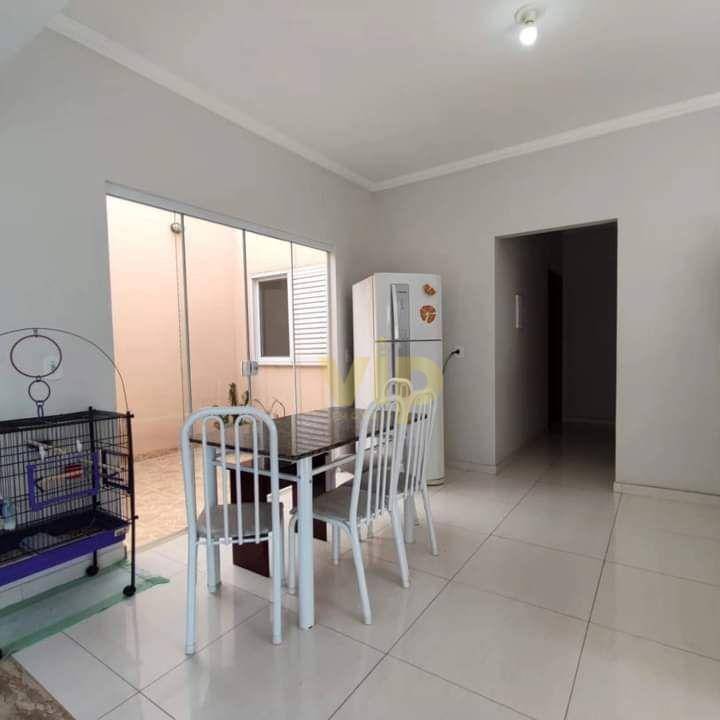 Casa à venda com 2 quartos, 77m² - Foto 1