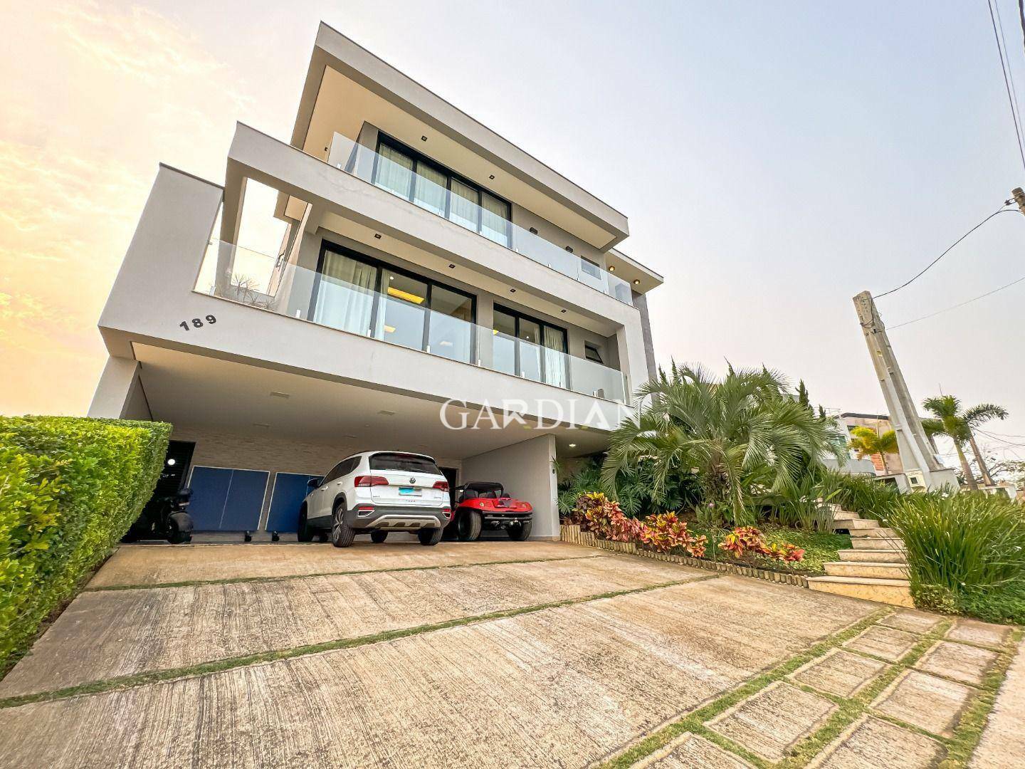 Sobrado à venda com 3 quartos, 427m² - Foto 1