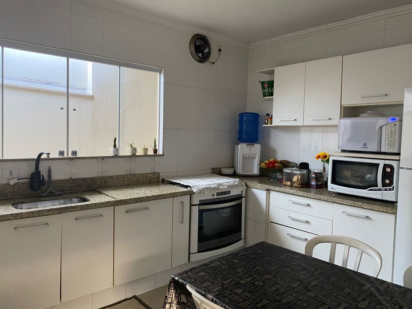 Casa à venda com 3 quartos, 250m² - Foto 1