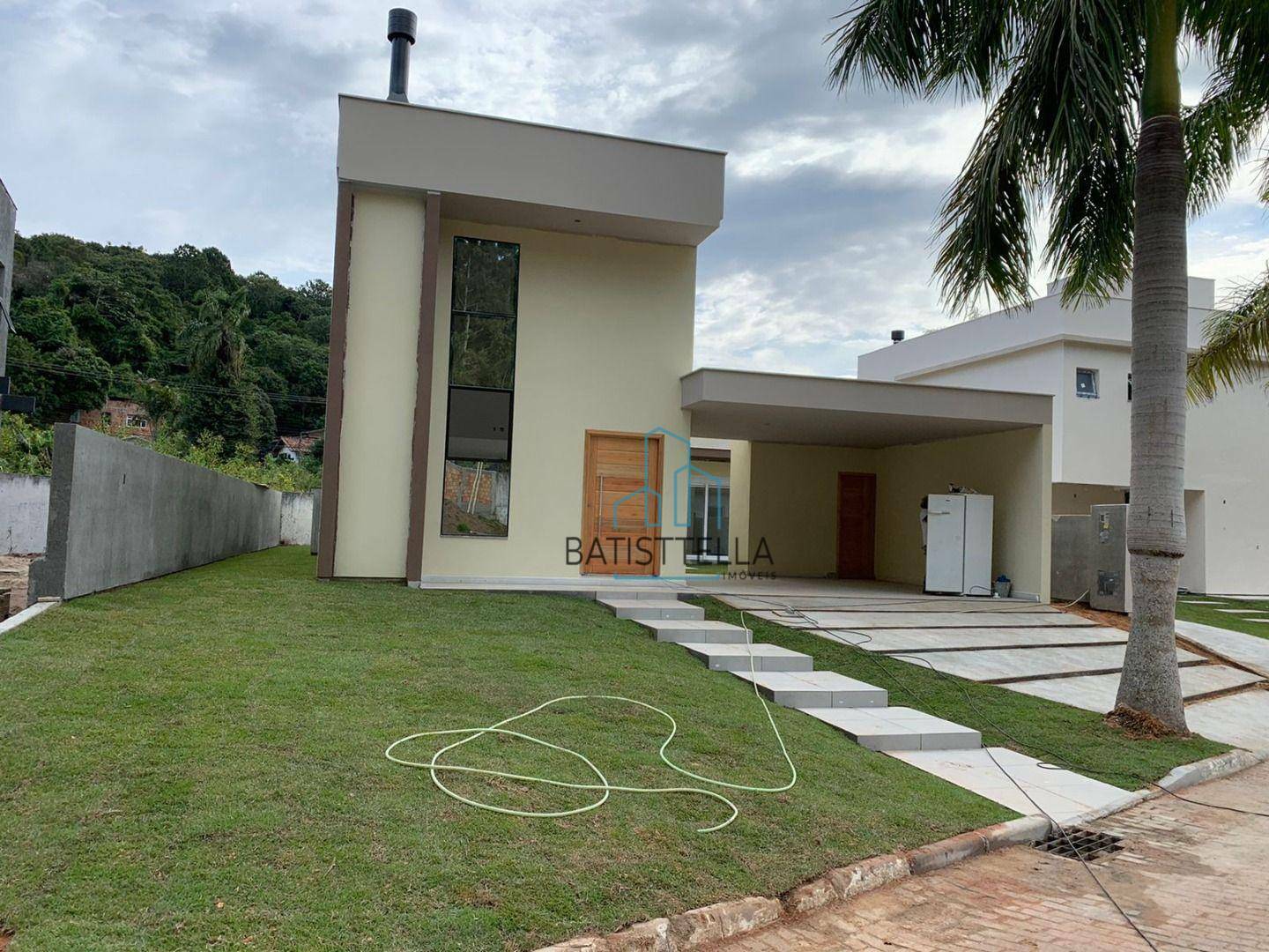 Casa à venda com 3 quartos, 178m² - Foto 1