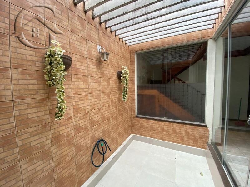 Casa para alugar com 4 quartos, 250m² - Foto 2