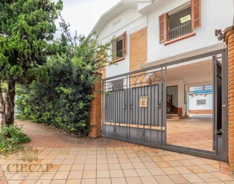 Sobrado à venda e aluguel com 3 quartos, 220m² - Foto 1