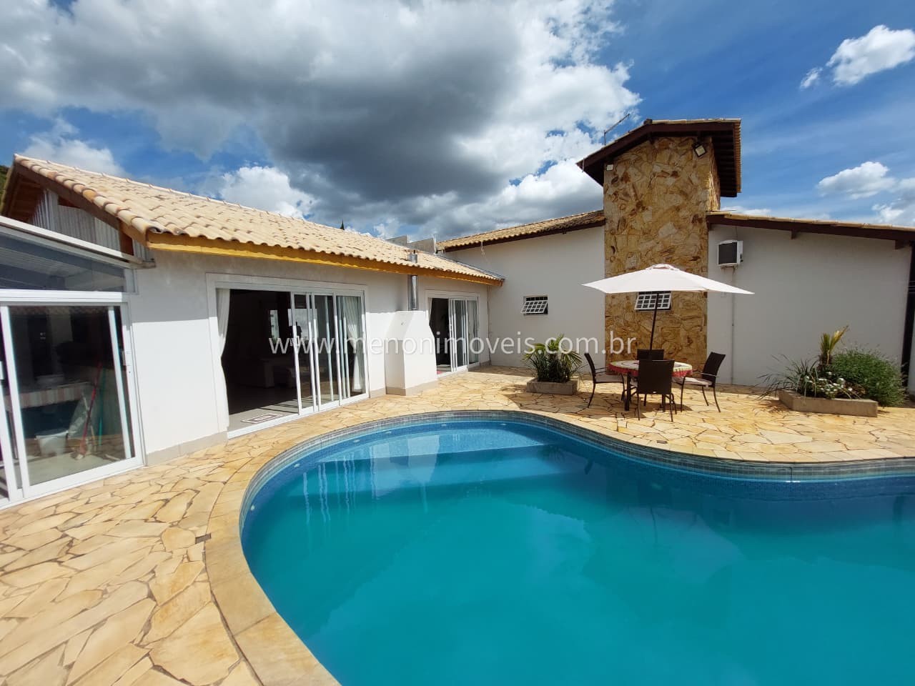 Chácara à venda com 2 quartos, 1290m² - Foto 1