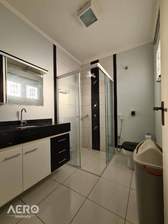 Casa à venda com 3 quartos, 195m² - Foto 2