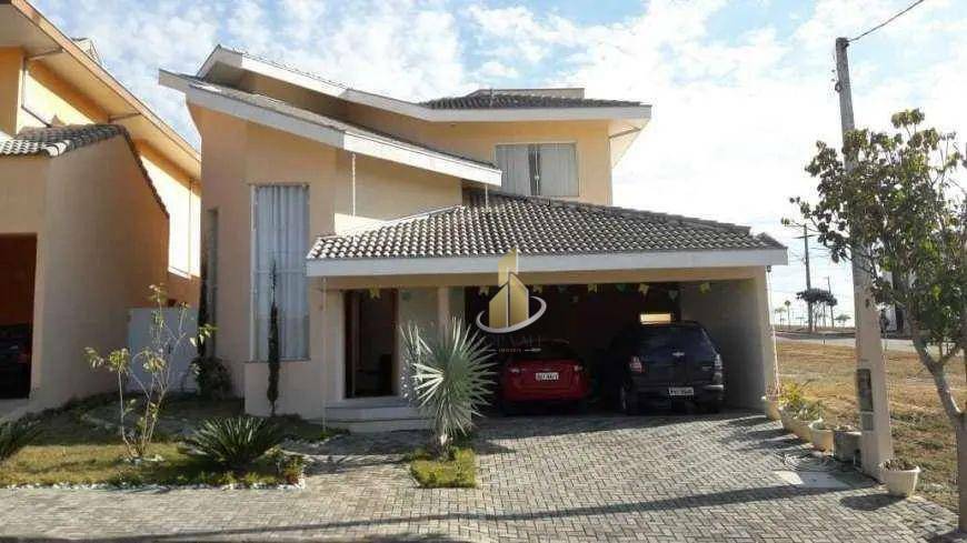 Casa de Condomínio para alugar com 4 quartos, 220m² - Foto 1