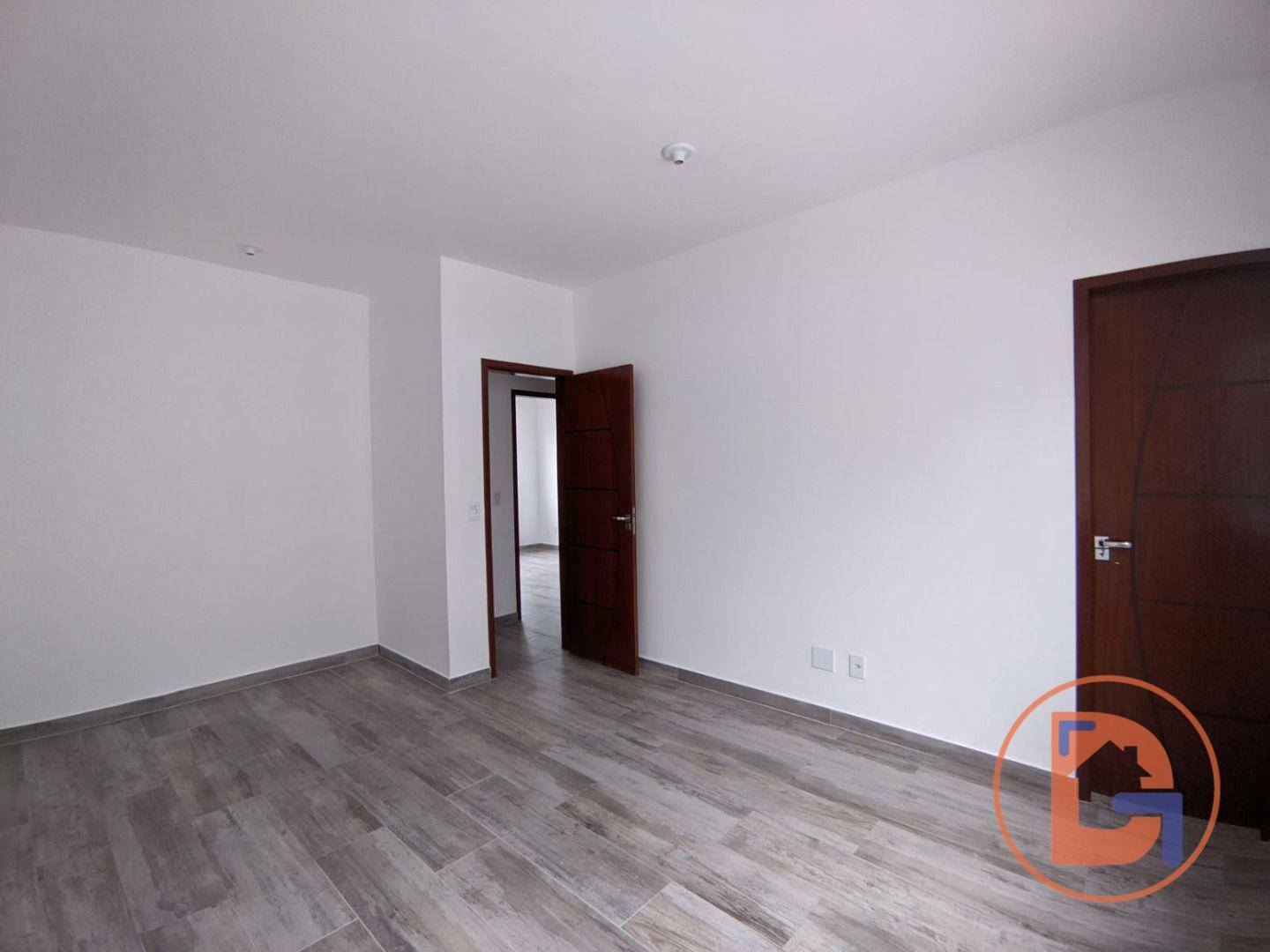 Casa à venda com 3 quartos, 98m² - Foto 4