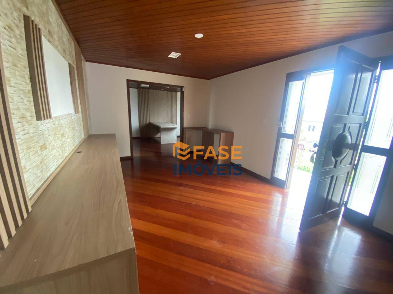 Casa à venda com 4 quartos, 223m² - Foto 2