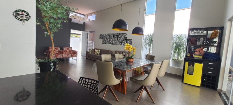 Casa à venda com 4 quartos, 220m² - Foto 2