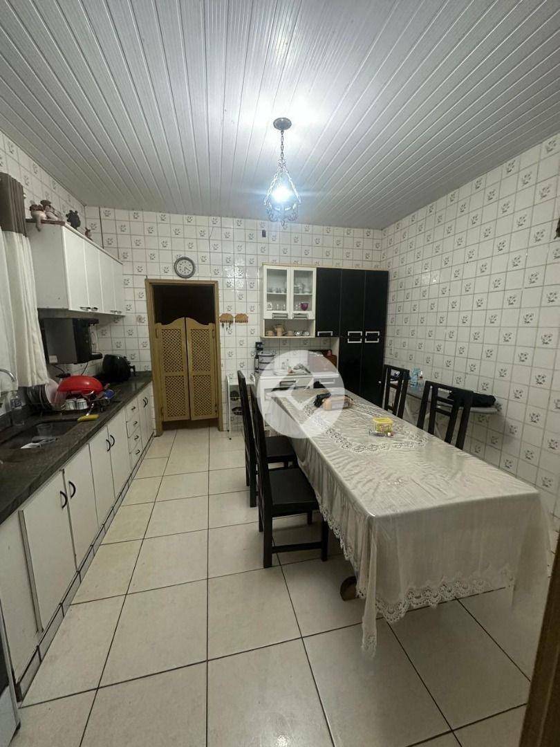 Casa à venda com 3 quartos, 198m² - Foto 2