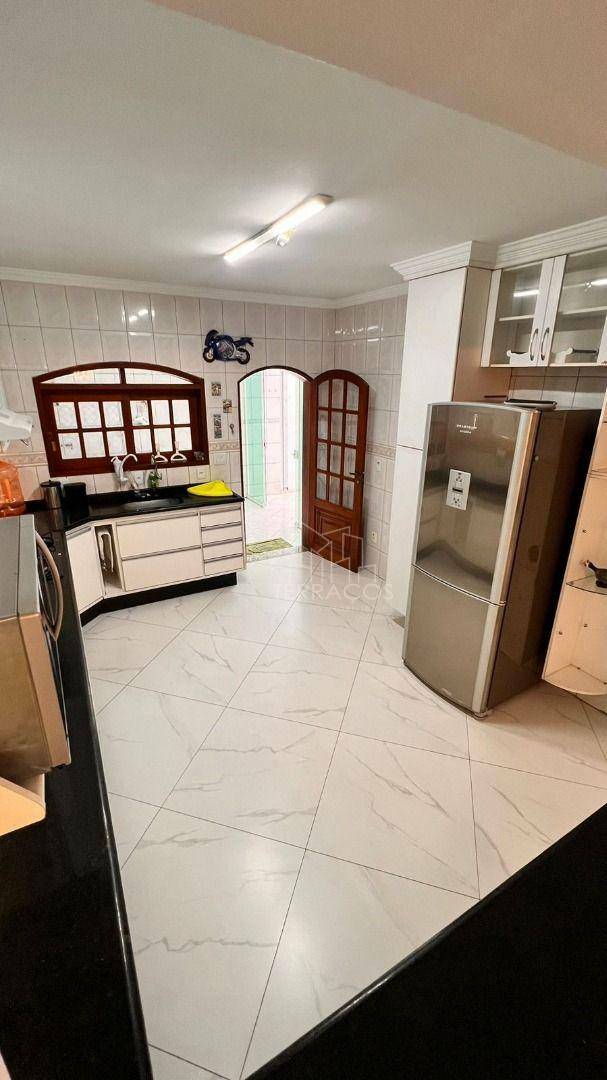 Casa à venda e aluguel com 3 quartos, 320m² - Foto 1