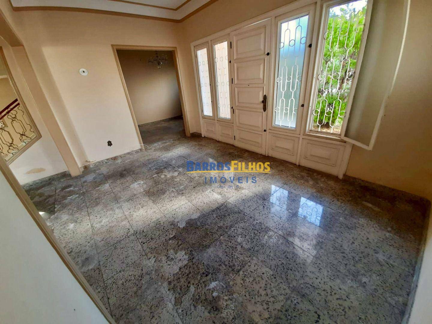 Casa para alugar com 4 quartos, 250m² - Foto 5