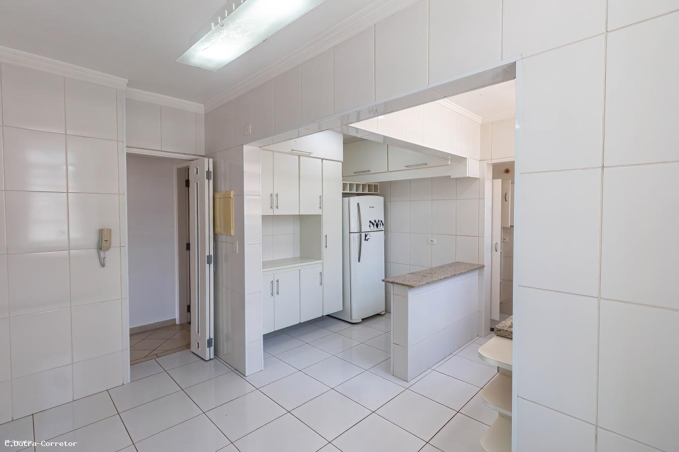 Apartamento para alugar com 2 quartos, 200m² - Foto 11