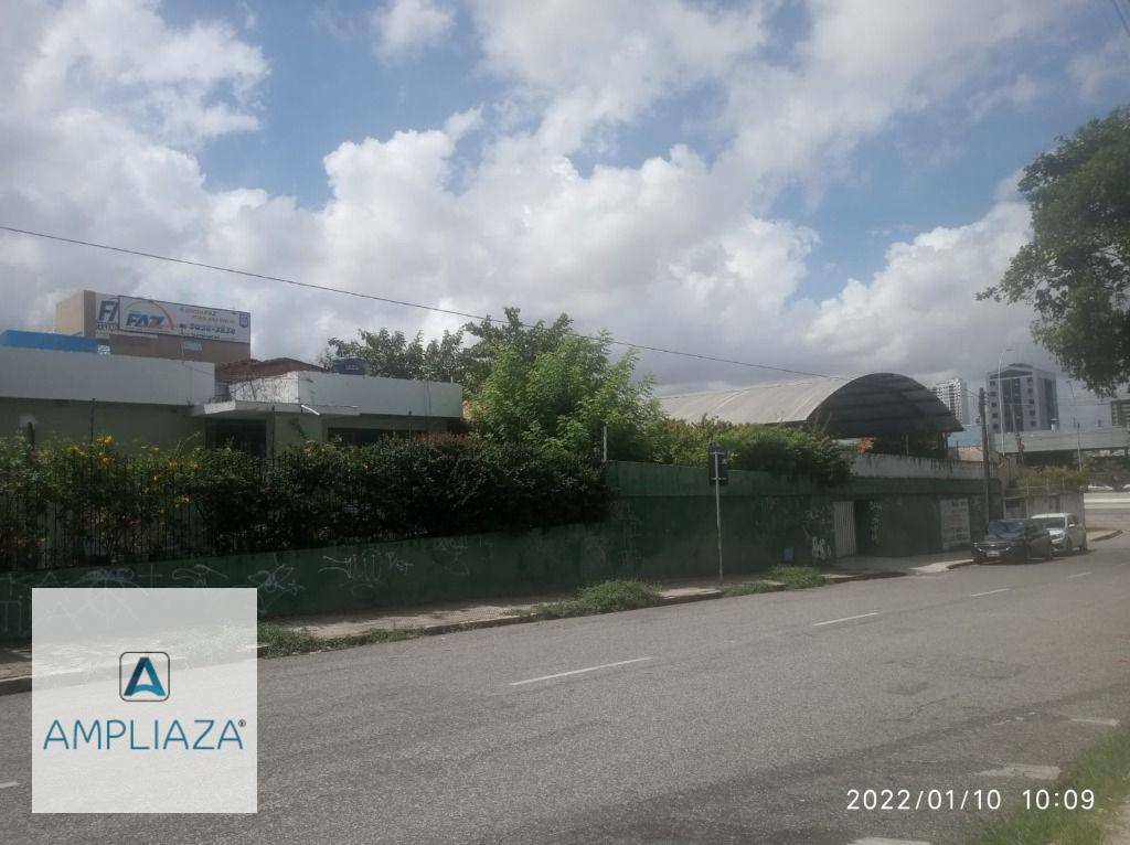 Casa à venda com 4 quartos, 240m² - Foto 1