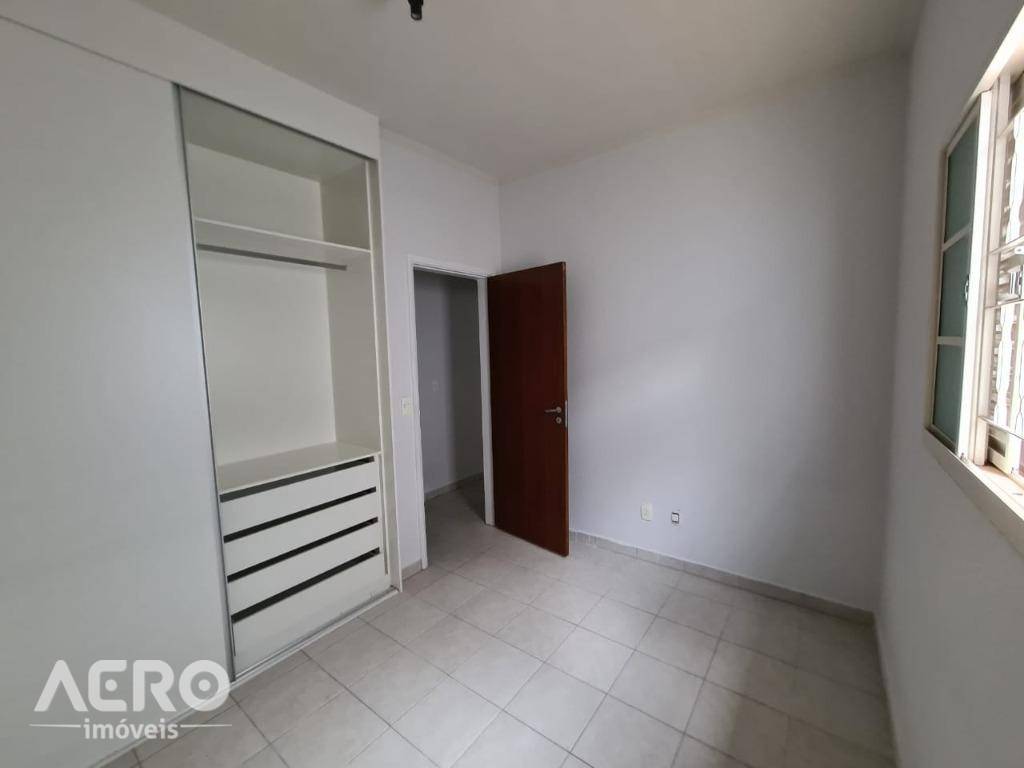 Casa à venda com 4 quartos, 200m² - Foto 16