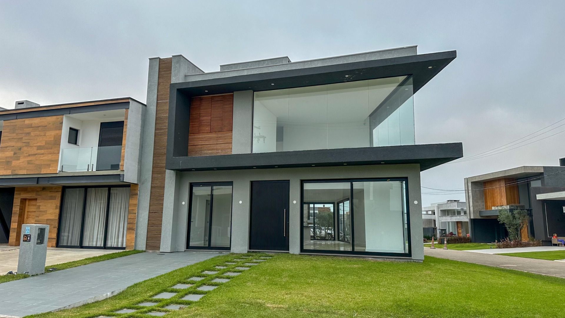 Casa de Condomínio à venda com 4 quartos, 205m² - Foto 1