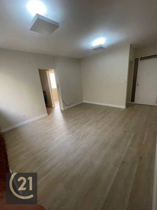 Apartamento à venda com 3 quartos, 67m² - Foto 2