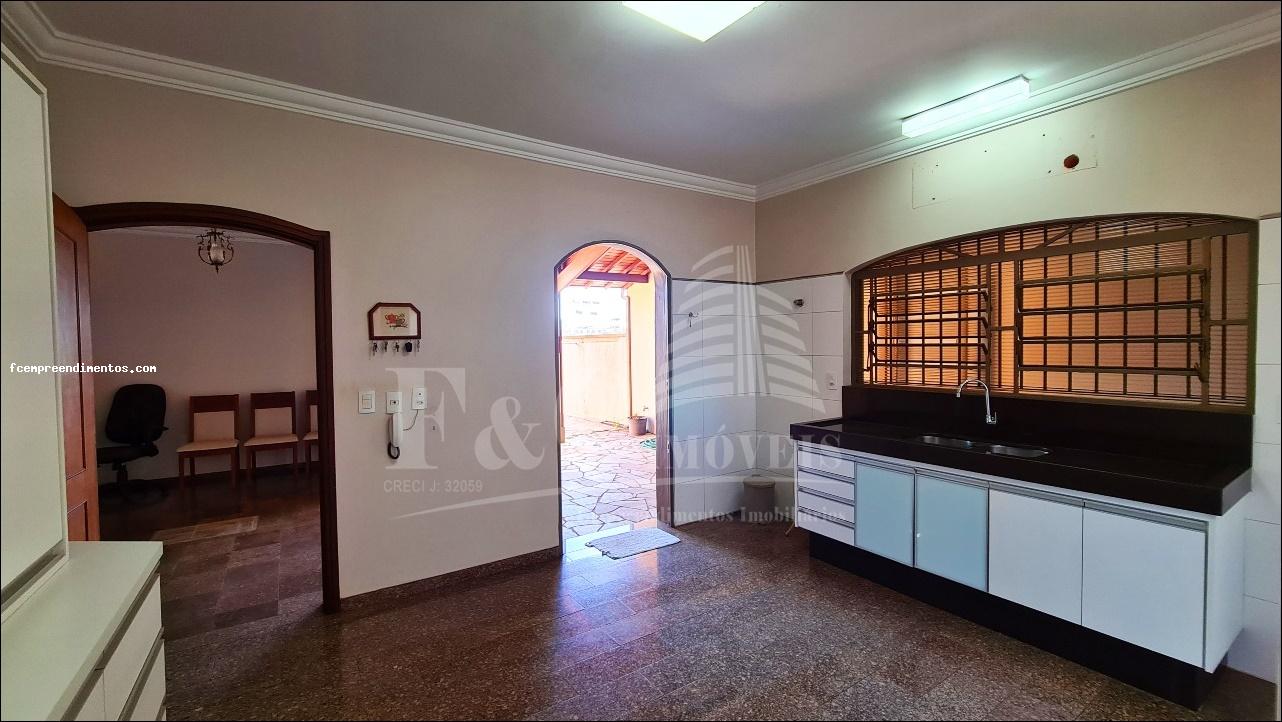 Casa à venda com 4 quartos, 500m² - Foto 1