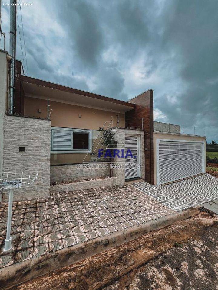 Casa à venda com 3 quartos, 239m² - Foto 1