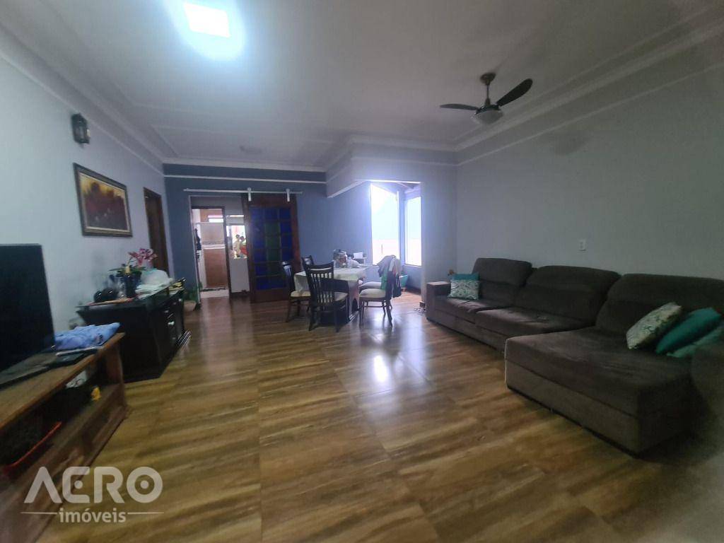 Casa à venda com 3 quartos, 250m² - Foto 6