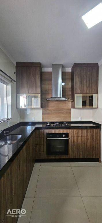 Casa à venda com 3 quartos, 197m² - Foto 6