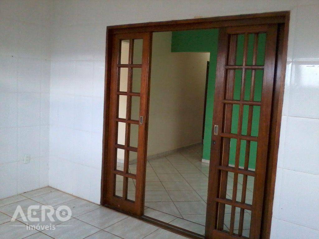 Casa à venda com 2 quartos, 70m² - Foto 1