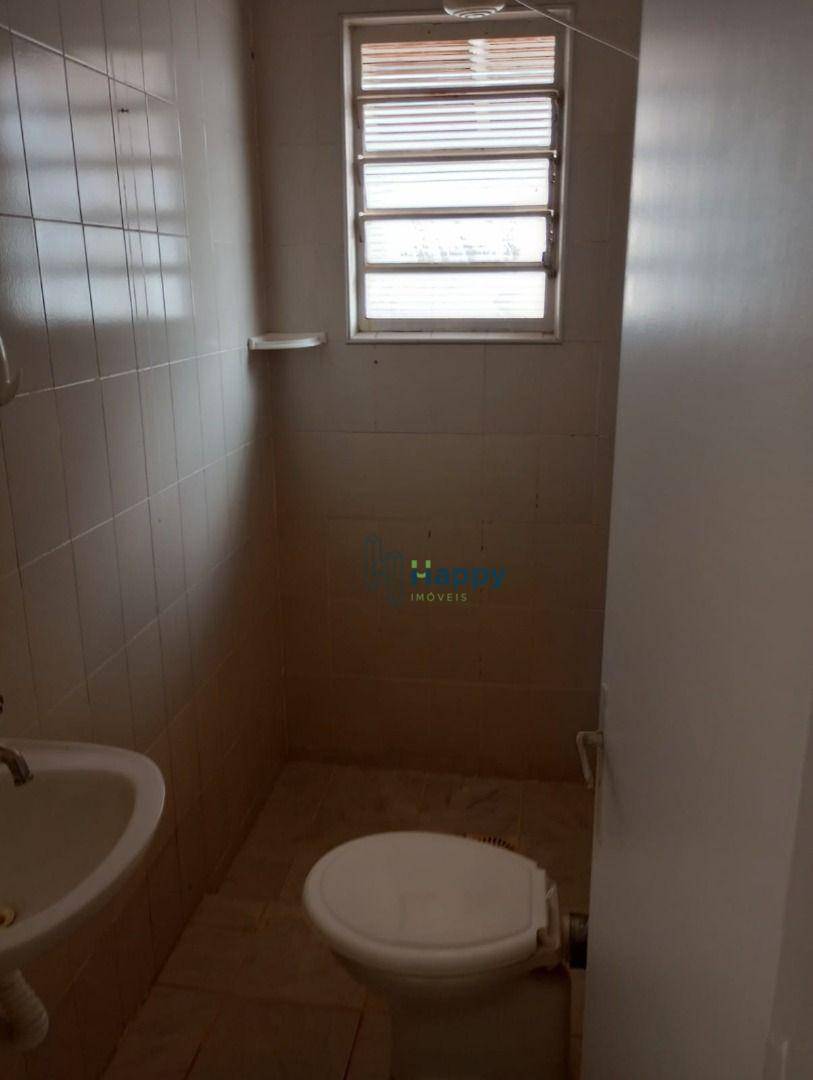 Casa para alugar com 4 quartos, 180m² - Foto 2