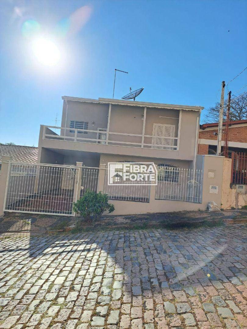 Casa à venda com 4 quartos, 217m² - Foto 1