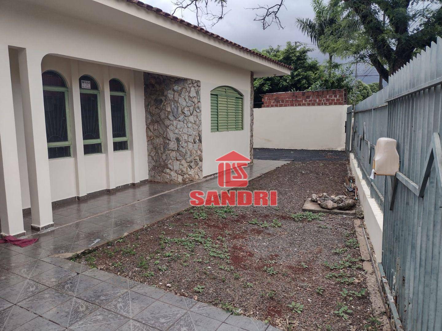 Casa para alugar com 3 quartos, 200m² - Foto 2