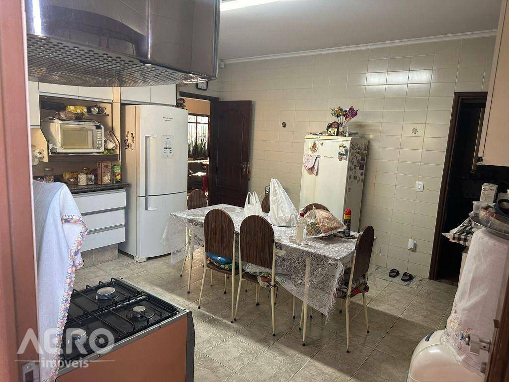 Casa à venda com 3 quartos, 305m² - Foto 11