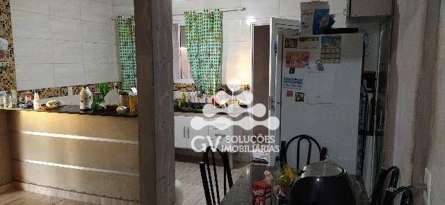 Casa à venda com 4 quartos, 200m² - Foto 2