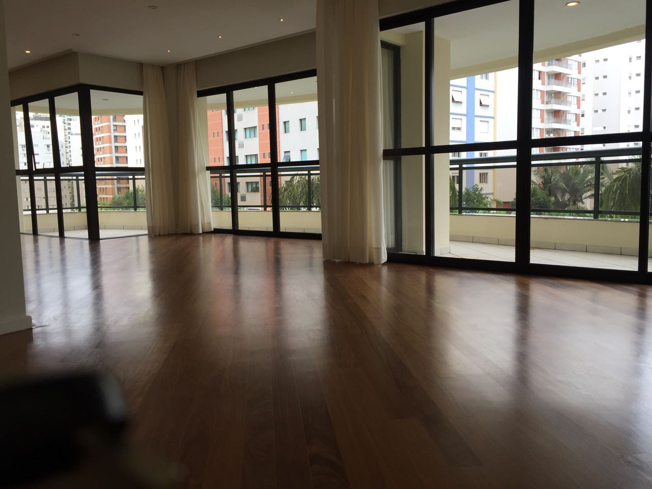 Apartamento à venda com 4 quartos, 193m² - Foto 2