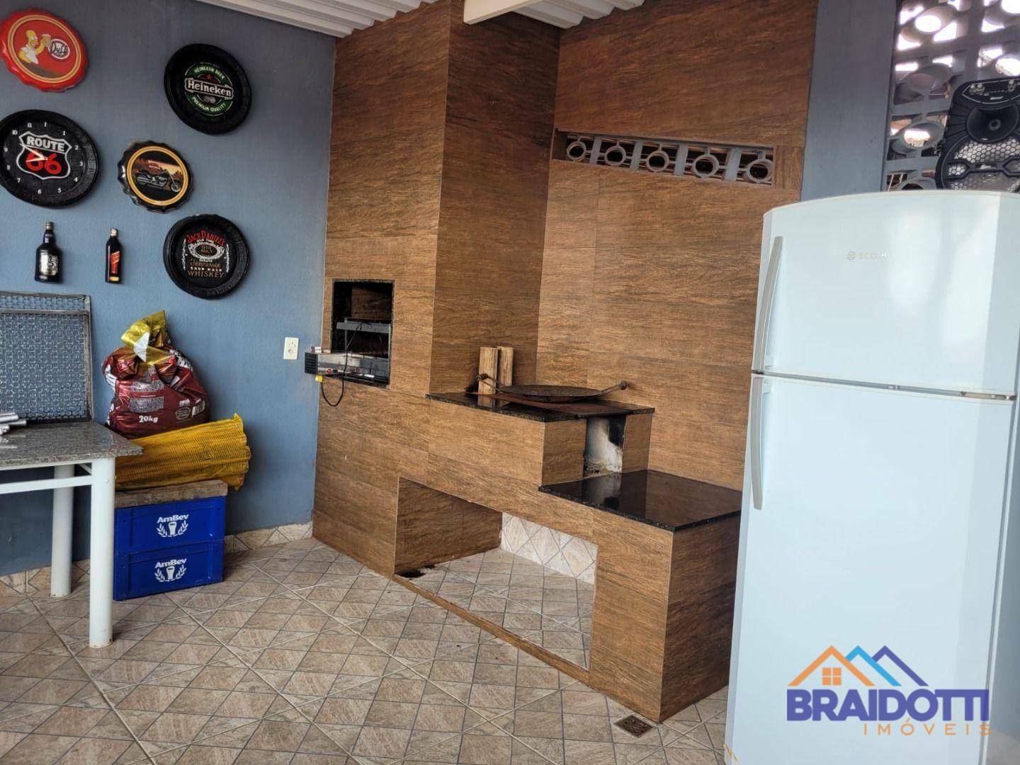 Casa à venda e aluguel com 3 quartos, 220m² - Foto 1