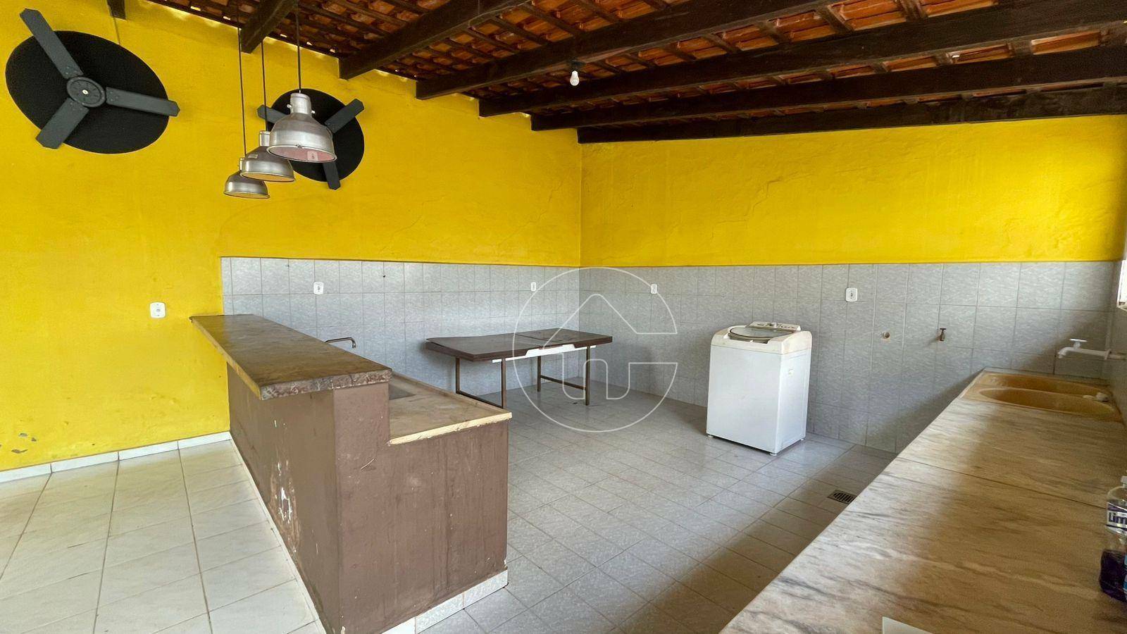 Casa para alugar com 4 quartos, 250m² - Foto 4