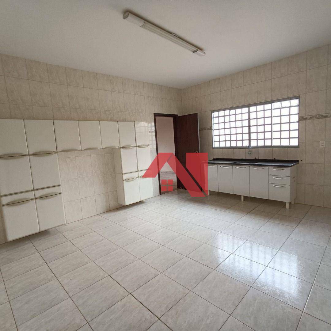 Casa à venda com 3 quartos, 200m² - Foto 1