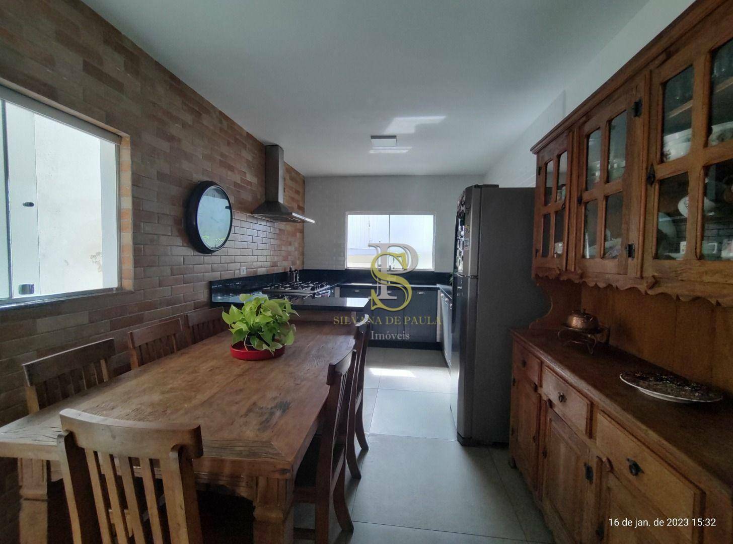 Casa para alugar com 3 quartos, 260m² - Foto 14