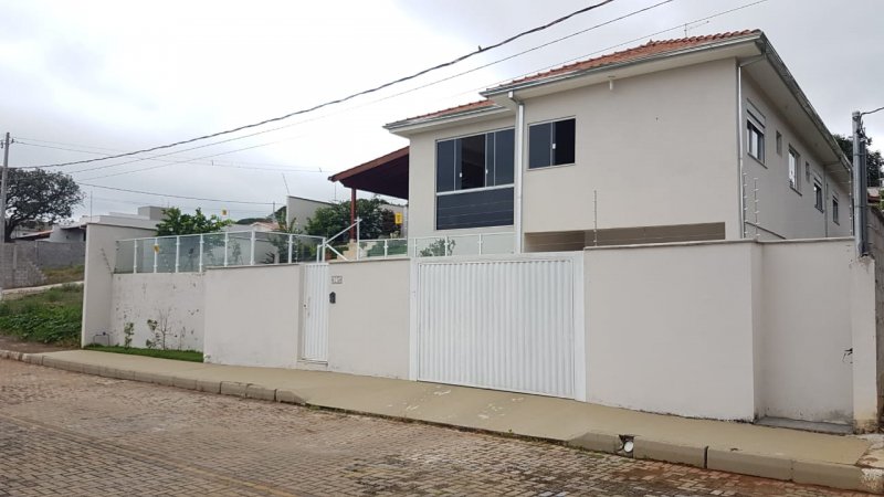 Casa à venda com 3 quartos, 230m² - Foto 2