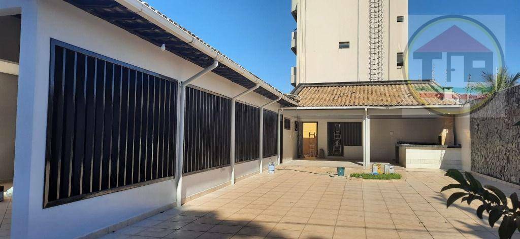 Casa para alugar com 3 quartos, 250m² - Foto 4