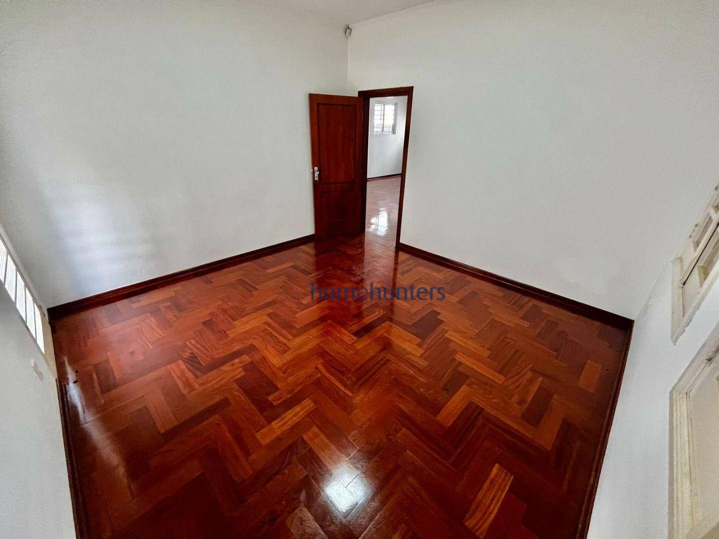 Casa para alugar com 5 quartos, 328m² - Foto 9